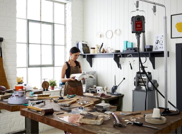 Donna Cookson-CLAL in laboratorio di gioielleria