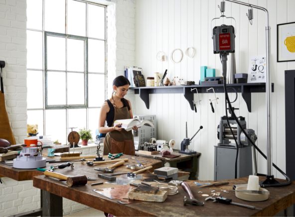 Donna Cookson-CLAL in laboratorio di gioielleria